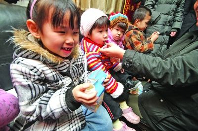 福利院48天接待165批愛(ài)心造訪 孤兒感不適