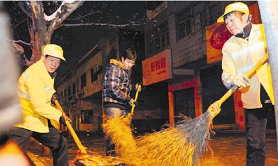 研究生幫環(huán)衛(wèi)工父母掃大街:盡孝道不覺得丟臉