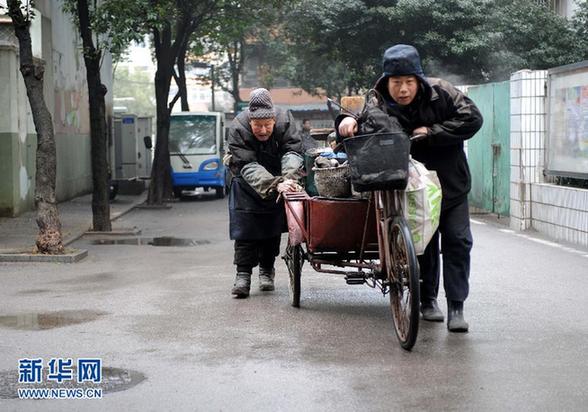 年近九旬自食其力 “烤梨爺爺”走紅網(wǎng)絡(luò)