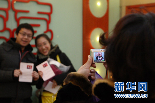 走訪情人節:扎堆結婚、鮮花傳情中的浪漫與甜蜜