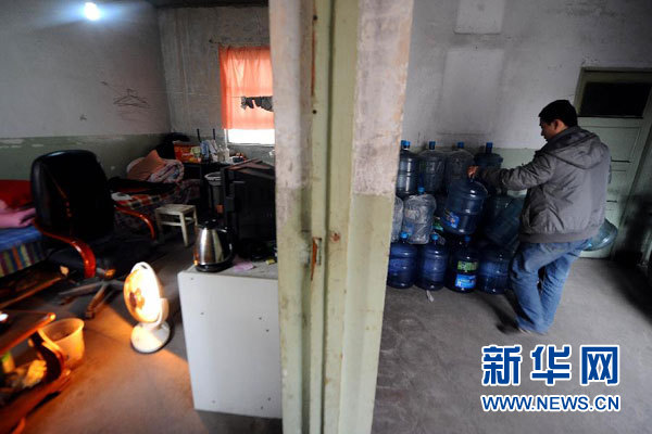 送1桶水捐2毛錢 “送水哥”“小錢大愛”感動網絡