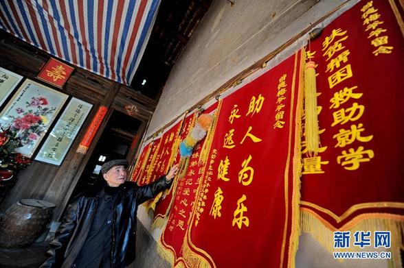 一位八旬老人為近萬名貧困生募集助學(xué)款