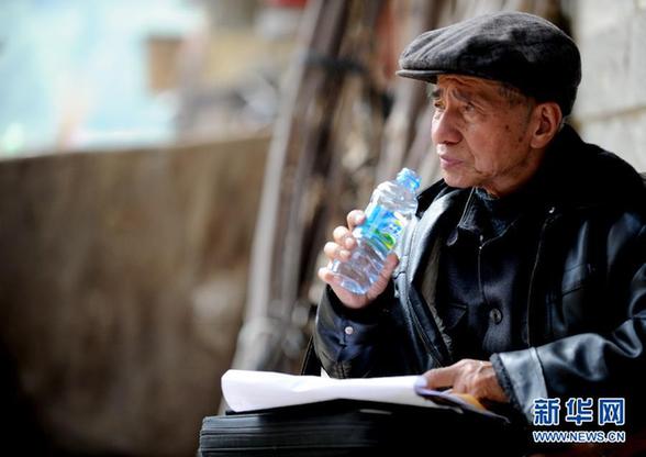 一位八旬老人為近萬名貧困生募集助學(xué)款