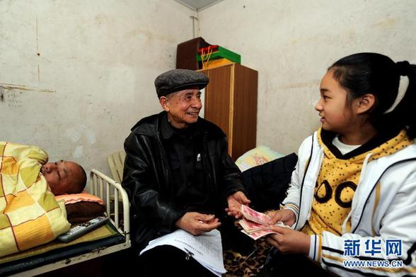 一位八旬老人為近萬名貧困生募集助學款