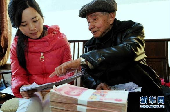 一位八旬老人為近萬(wàn)名貧困生募集助學(xué)款