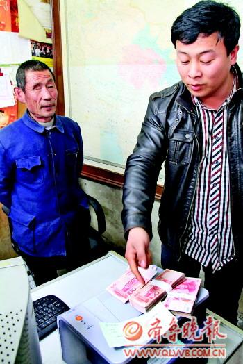 拾荒者退還銀行多給1.5萬(wàn)元現(xiàn)金 剛被騙5900