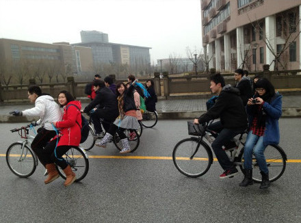 三七“校園女生節” 看高校男生怎樣獻殷勤