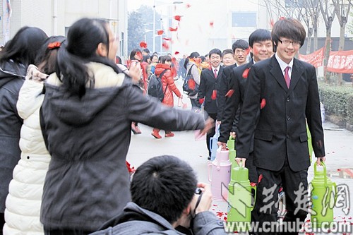 三七“校園女生節” 看高校男生怎樣獻殷勤