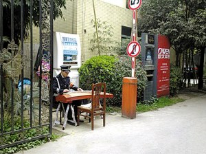 “文藝保安哥”走紅網絡 小區門口彈古箏(圖)