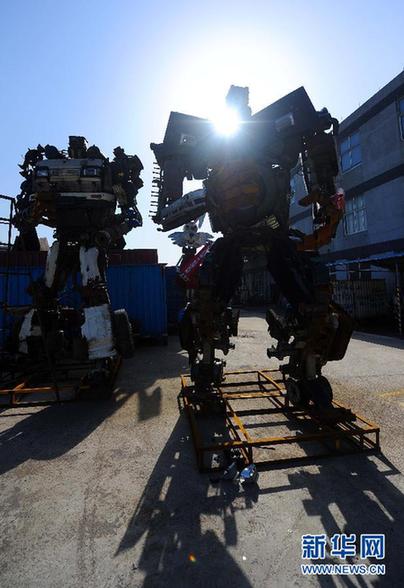 “鐵哥們”建成國內(nèi)首個環(huán)保鋼雕機(jī)器人主題公園