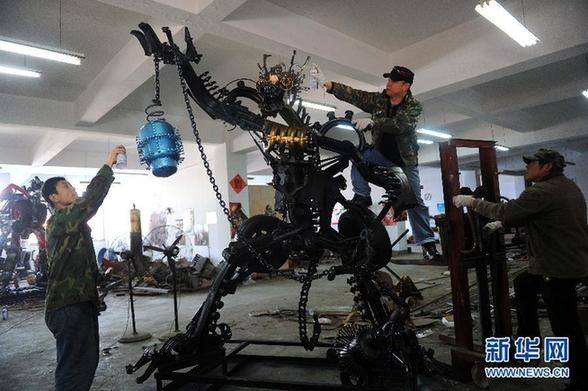 “鐵哥們”建成國(guó)內(nèi)首個(gè)環(huán)保鋼雕機(jī)器人主題公園