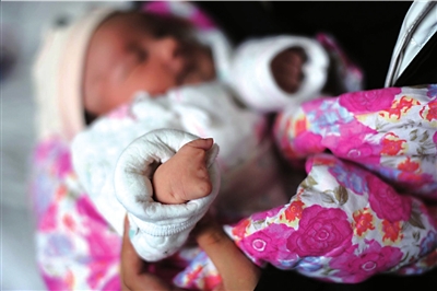 新生兒缺四手指產(chǎn)檢未查出實(shí)習(xí)醫(yī)生代簽報告(圖)