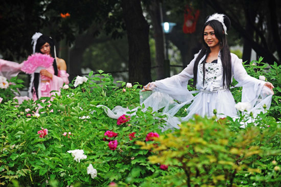 武漢一牡丹園驚現“偽娘團”