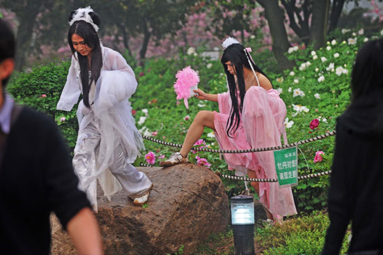 武漢一牡丹園驚現(xiàn)“偽娘團”