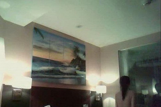 24歲名模陷“偷拍門” 洗澡全程被黑客網(wǎng)絡(luò)曝光