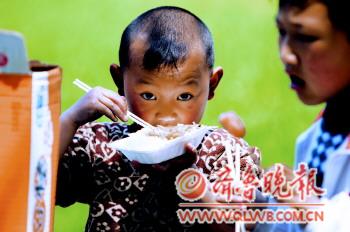 小學地段偏無食堂 7旬老太步行15里給孫子送飯