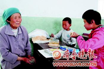 小學地段偏無食堂 7旬老太步行15里給孫子送飯