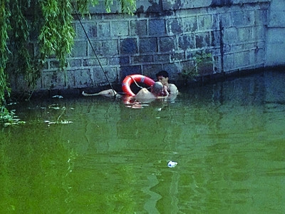 老人3次跳河救出輕生者:看我一把年紀份上上岸吧