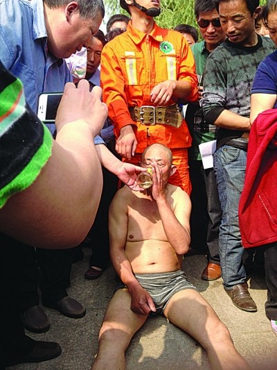 老人3次跳河救出輕生者:看我一把年紀份上上岸吧