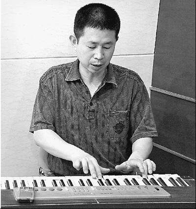 農民邊打工掙錢給母親治病 邊堅持為母親寫歌作曲