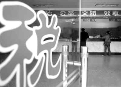 中國(guó)社會(huì)減稅呼聲高漲 專(zhuān)家稱應(yīng)先降低政府開(kāi)支