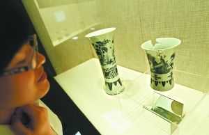 首博展出鑒寶節(jié)目曝光贗品 觀眾近距離辨真?zhèn)?/></p>

<p><span>這是贗品瓷器“崇禎青花筆筒”（右）和館藏真品“康熙青花花鳥觚”（左）同臺展出。記者 方非攝</span></p>

<p><span>記者 韓亞棟</span></p>

<p><span>北京電視臺的《天下收藏》節(jié)目，向來以主打“去偽存真”理念而著稱；不過今天，一批在這檔電視鑒寶節(jié)目中被專家慧眼識出的贗品文物，卻被“請”進(jìn)了首都博物館，并且和真正的文物藏品來了一次針鋒相對的“較量”。從今天起至10月14日，《“假”如這樣—真“假”藏品對比展》在首博圓廳二層展廳舉行。該展覽由市文物局和市廣電局主辦、首都博物館和北京電視臺承辦，共有40余件真品與30余件贗品一同進(jìn)行展出。</span></p>

<p><span style=