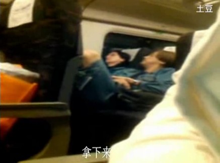 外籍音樂家動車當眾脫鞋引發沖突 辱罵中國乘客(圖)
