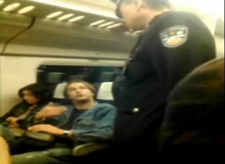 外籍音樂家動車當眾脫鞋引發(fā)沖突 辱罵中國乘客(圖)