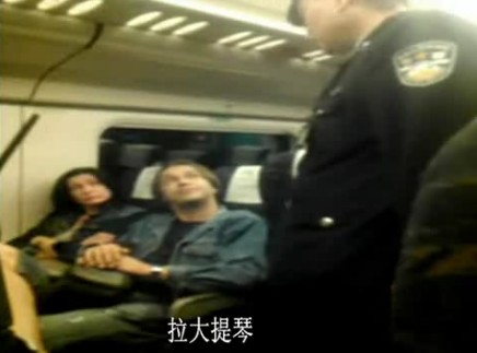 外籍音樂家動(dòng)車當(dāng)眾脫鞋引發(fā)沖突 辱罵中國(guó)乘客(圖)
