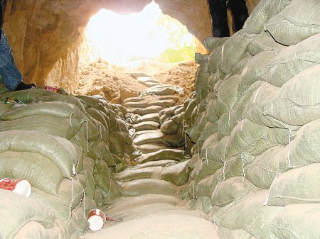 盜墓團(tuán)伙5晝夜挖出盜洞18米 差5米打通千年地宮