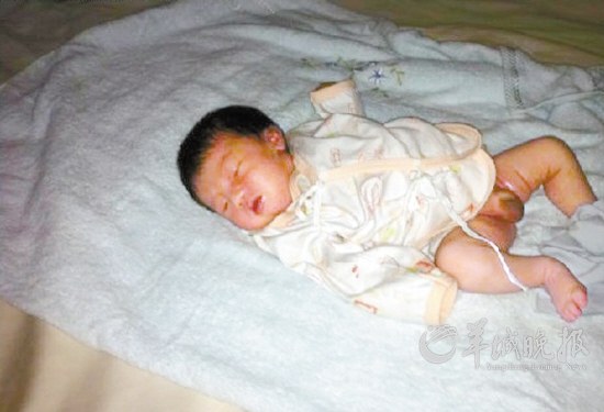 南開90后大學(xué)生北京拾棄嬰 在宿舍當(dāng)奶爸（圖）