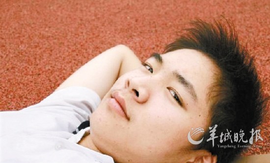 南開90后大學生北京拾棄嬰 在宿舍當奶爸（圖）