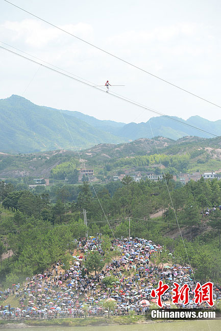 達瓦孜傳人挑戰“蒙眼倒走鋼絲”失敗