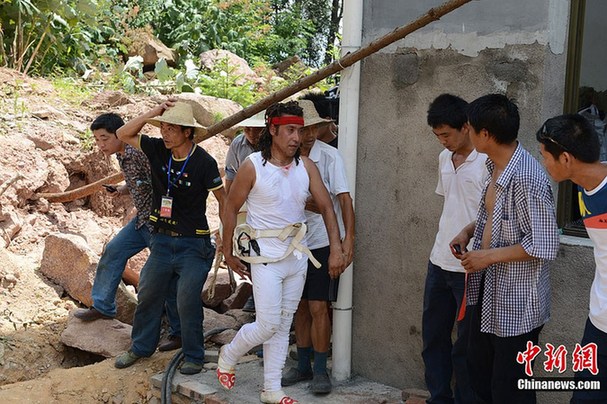 達瓦孜傳人挑戰(zhàn)“蒙眼倒走鋼絲”失敗