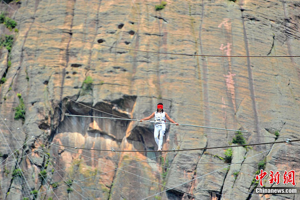 達(dá)瓦孜傳人挑戰(zhàn)“蒙眼倒走鋼絲”失敗