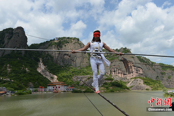 達(dá)瓦孜傳人挑戰(zhàn)“蒙眼倒走鋼絲”失敗