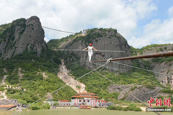 達瓦孜傳人挑戰“蒙眼倒走鋼絲”失敗