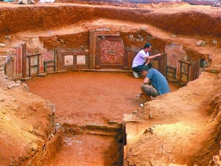 洛陽發(fā)現(xiàn)唐末壁畫墓葬 古人穿波點裙帶寵物狗聚會