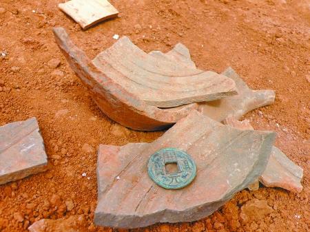 洛陽發(fā)現(xiàn)唐末壁畫墓葬 古人穿波點裙帶寵物狗聚會