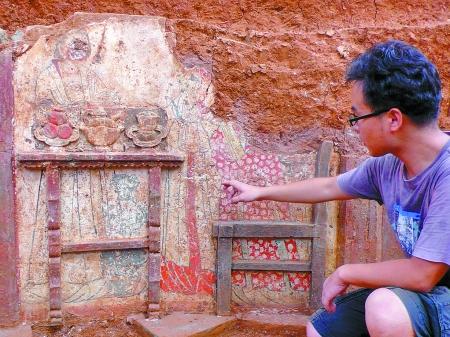 洛陽發(fā)現(xiàn)唐末壁畫墓葬 古人穿波點裙帶寵物狗聚會