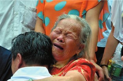 北大校長返老家長跪母親膝前祝壽 母子相擁灑淚(圖)