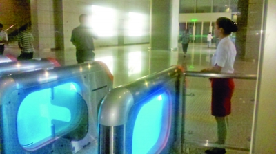 媒體披露高鐵黃牛黨新花樣:全程送客到站給錢