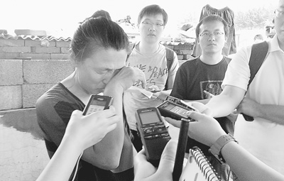 暴雨中的感動(dòng)：雨傘作信號(hào)燈 攔下駛向危險(xiǎn)的車