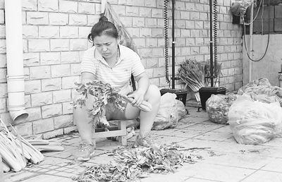 暴雨中的感動(dòng)：雨傘作信號(hào)燈 攔下駛向危險(xiǎn)的車