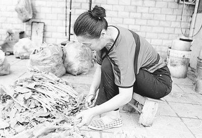 暴雨中的感動(dòng)：雨傘作信號(hào)燈 攔下駛向危險(xiǎn)的車