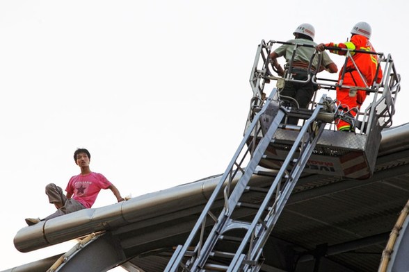 深圳男子爬地鐵站頂棚欲自殺致地鐵停運一小時