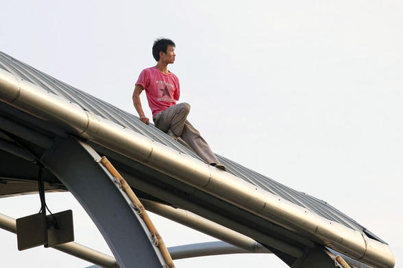 深圳男子爬地鐵站頂棚欲自殺致地鐵停運一小時