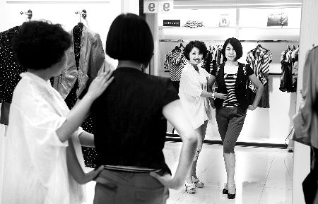 職業“陪逛族”月入過萬元 時薪最高500元