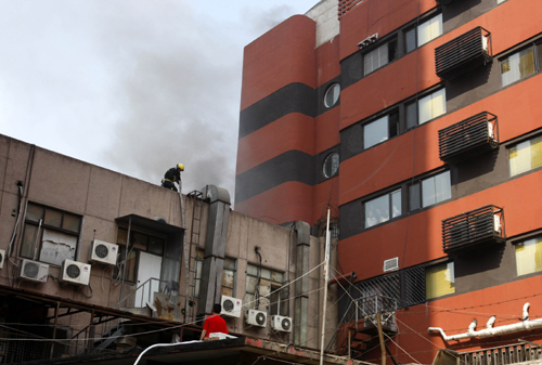 北京朝陽一餐廳二層樓頂著火 消防隊員緊急撲救