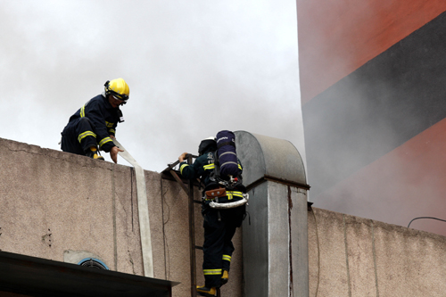 北京朝陽一餐廳二層樓頂著火 消防隊員緊急撲救